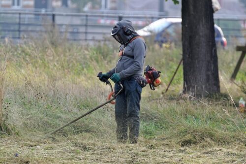 Hlbšie pod kapotu krovinorezu: Fyzika, mazanie a prečo „brnkanie“ ničí motor